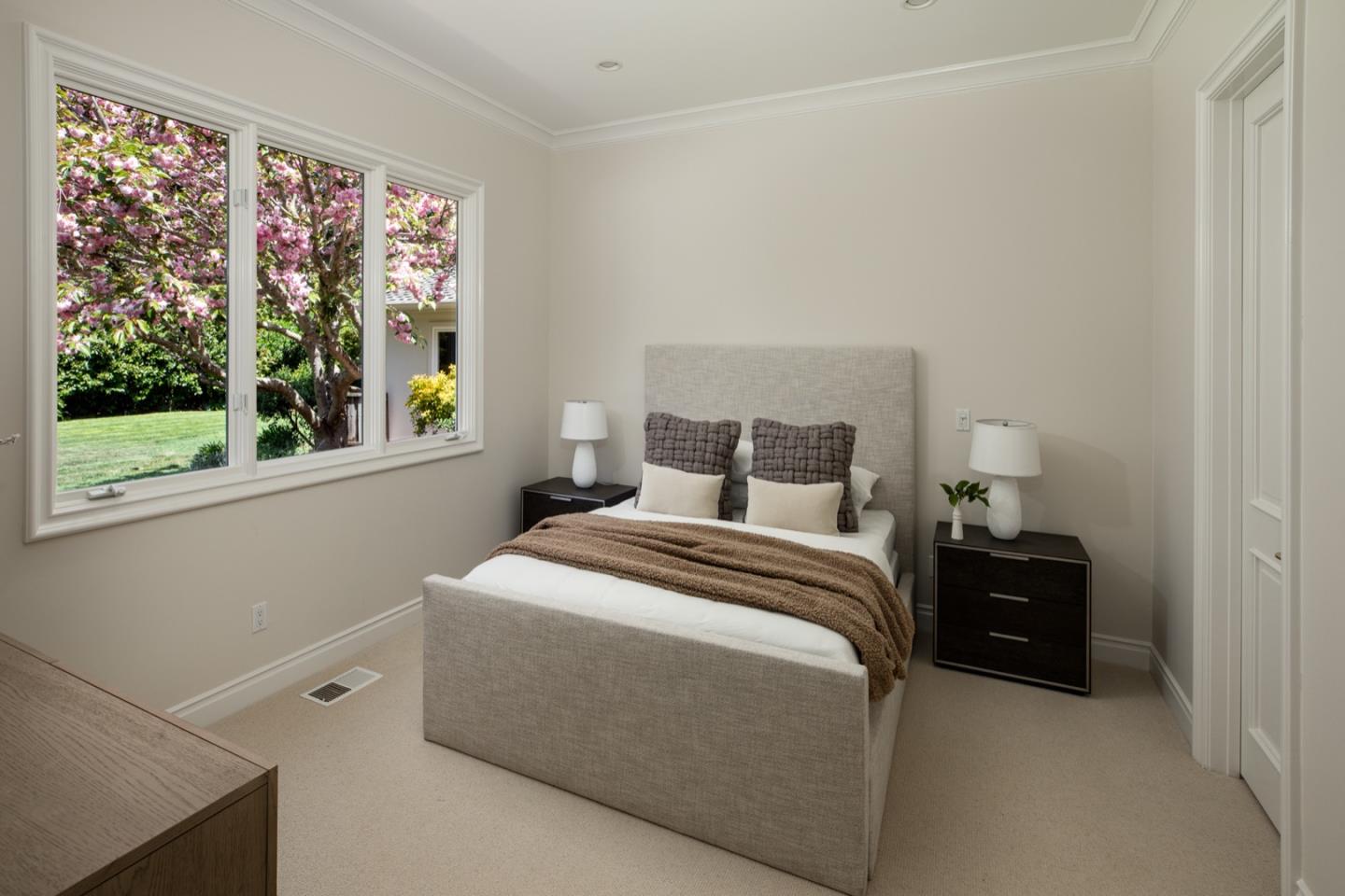 Detail Gallery Image 10 of 19 For 68 Almendral Ave, Atherton,  CA 94027 - 5 Beds | 6/1 Baths