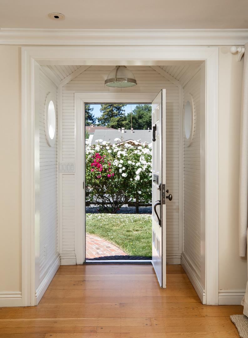 Detail Gallery Image 2 of 13 For 945 Evelyn St, Menlo Park,  CA 94025 - 2 Beds | 1 Baths