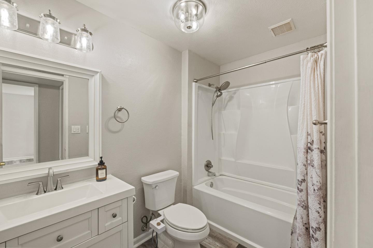Detail Gallery Image 12 of 23 For 2394 N Main St #B,  Salinas,  CA 93906 - 2 Beds | 1 Baths