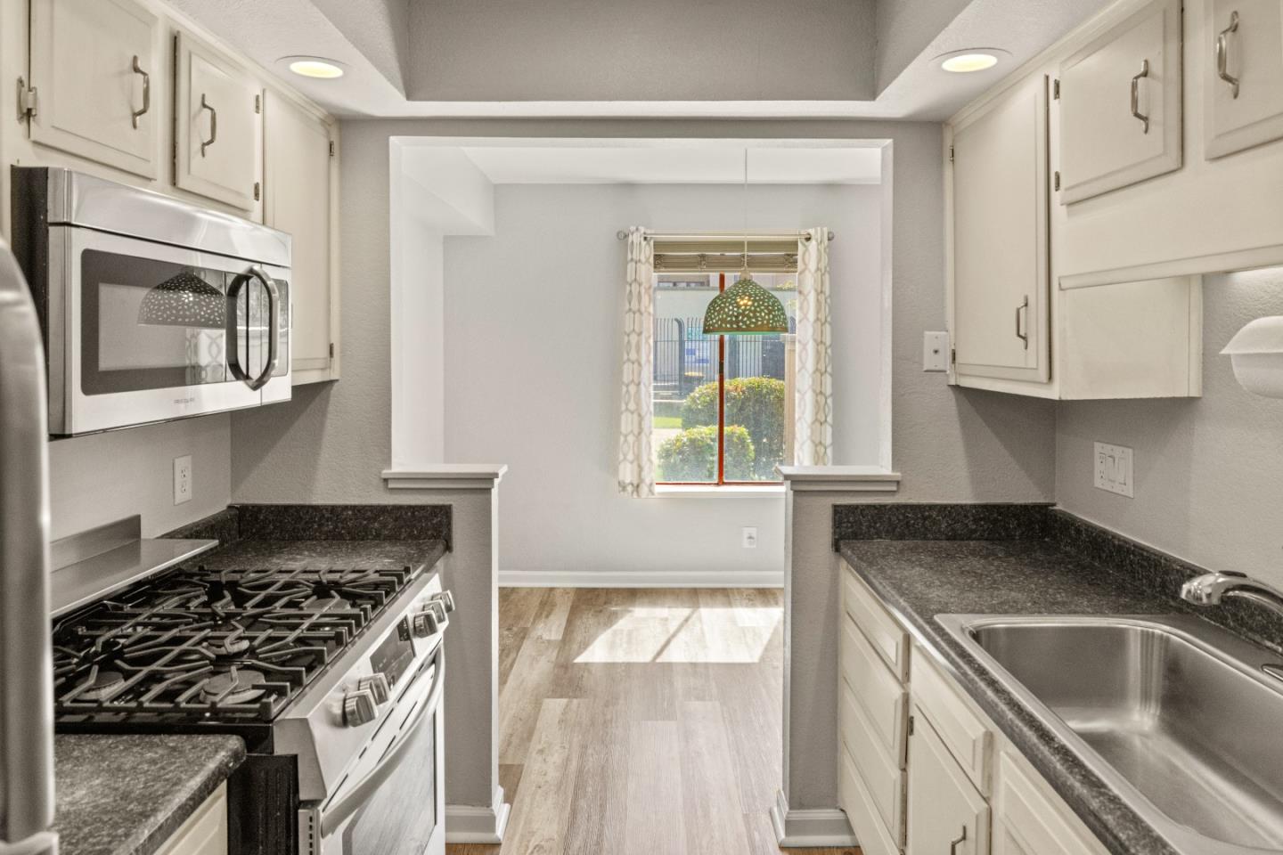 Detail Gallery Image 7 of 23 For 2394 N Main St #B,  Salinas,  CA 93906 - 2 Beds | 1 Baths
