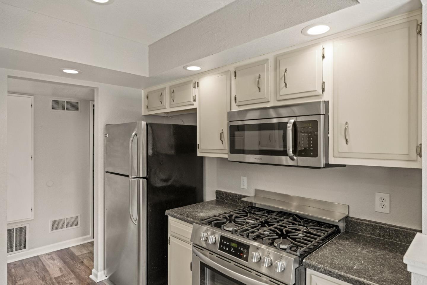 Detail Gallery Image 8 of 23 For 2394 N Main St #B,  Salinas,  CA 93906 - 2 Beds | 1 Baths