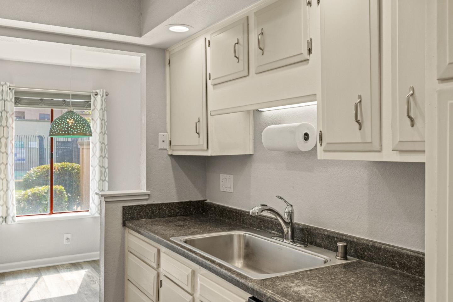 Detail Gallery Image 9 of 23 For 2394 N Main St #B,  Salinas,  CA 93906 - 2 Beds | 1 Baths