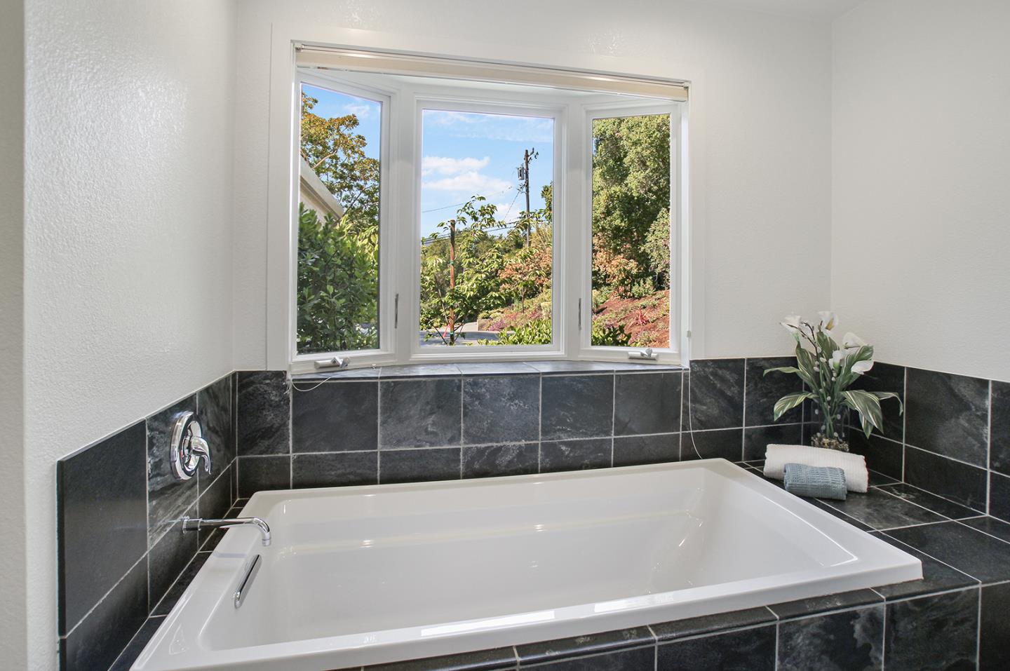 Detail Gallery Image 22 of 47 For 415 Golden Oak Dr, Portola Valley,  CA 94028 - 4 Beds | 3/1 Baths