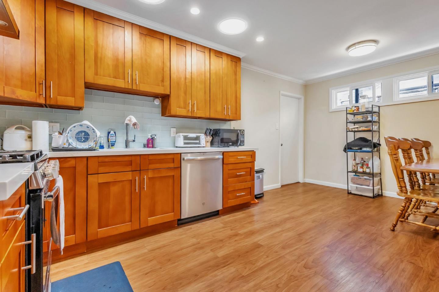 Detail Gallery Image 7 of 27 For 455 Gardenside Ave, South San Francisco,  CA 94080 - 4 Beds | 3 Baths