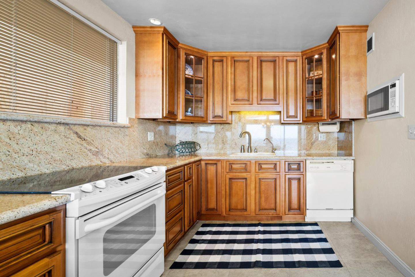 Detail Gallery Image 15 of 49 For 331 Beach Dr, Aptos,  CA 95003 - 5 Beds | 3 Baths
