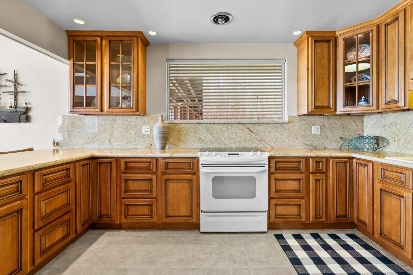 Detail Gallery Image 16 of 49 For 331 Beach Dr, Aptos,  CA 95003 - 5 Beds | 3 Baths