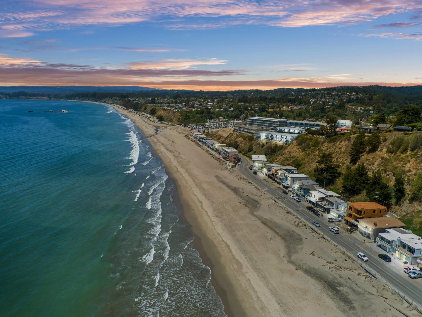 Detail Gallery Image 3 of 49 For 331 Beach Dr, Aptos,  CA 95003 - 5 Beds | 3 Baths