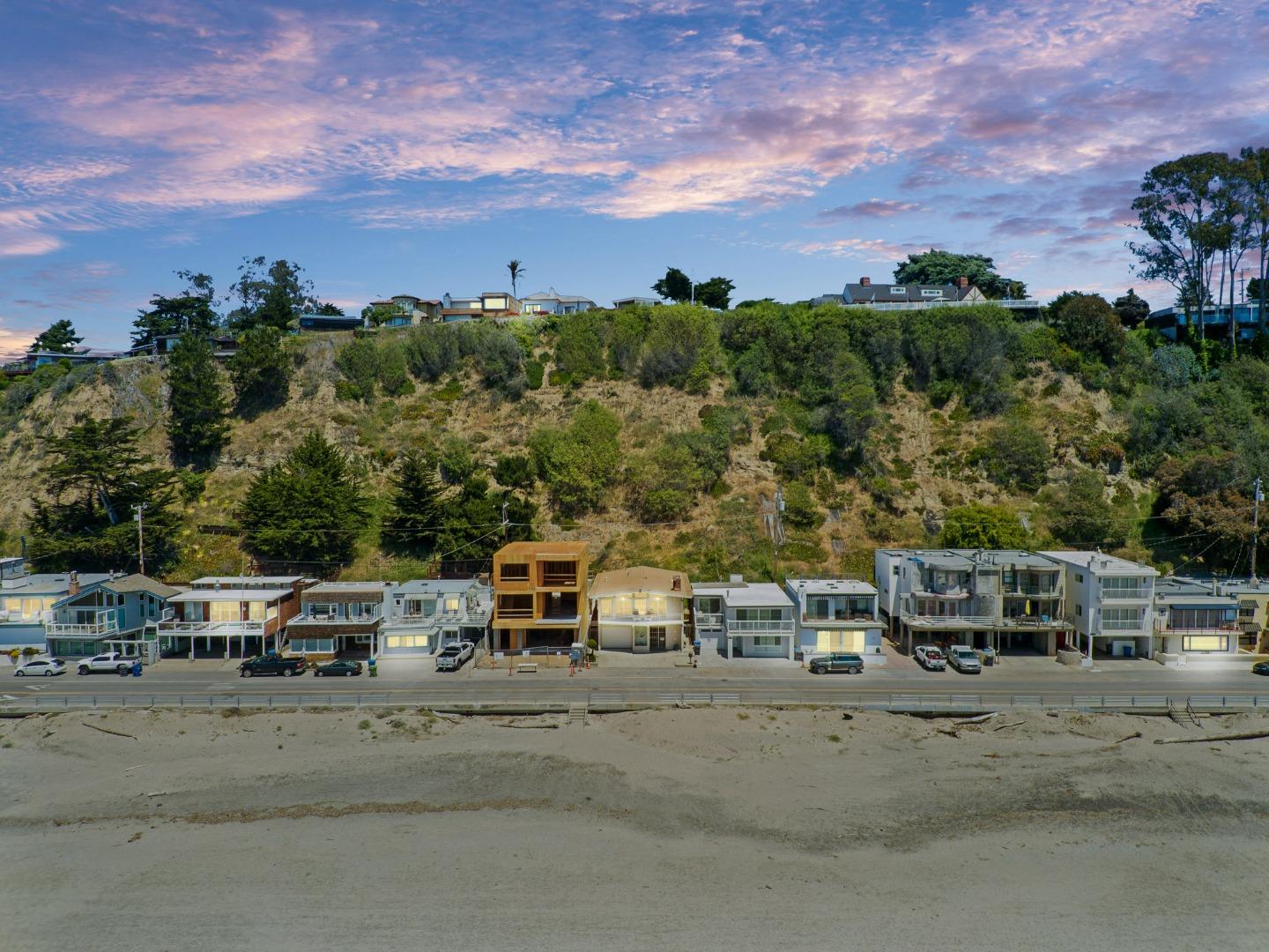 Detail Gallery Image 4 of 49 For 331 Beach Dr, Aptos,  CA 95003 - 5 Beds | 3 Baths
