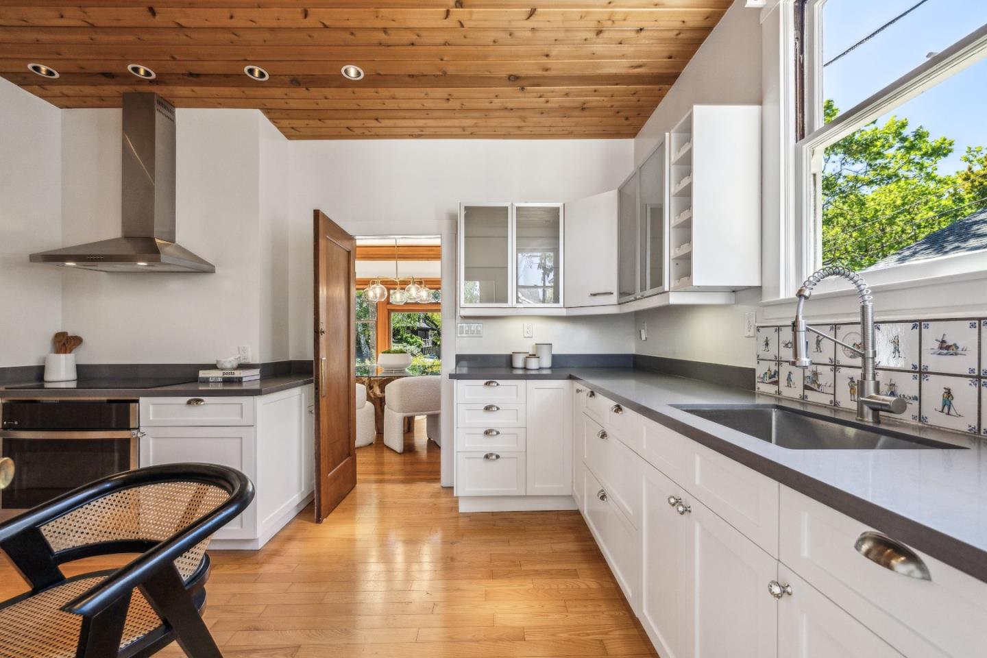 Detail Gallery Image 11 of 32 For 310 Chapin Ln, Burlingame,  CA 94010 - 3 Beds | 2/1 Baths
