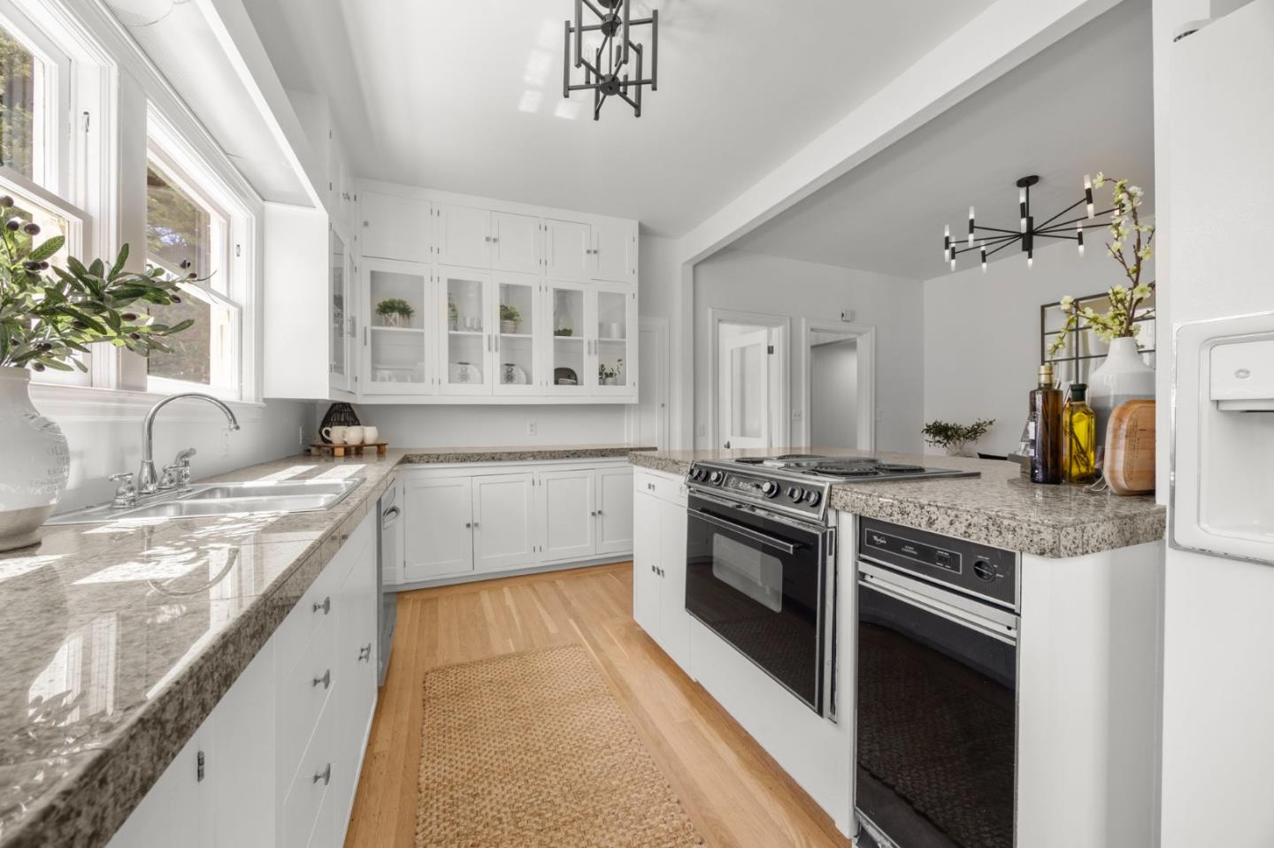 Detail Gallery Image 24 of 57 For 123 Baywood Ave, Hillsborough,  CA 94010 - 3 Beds | 2/1 Baths