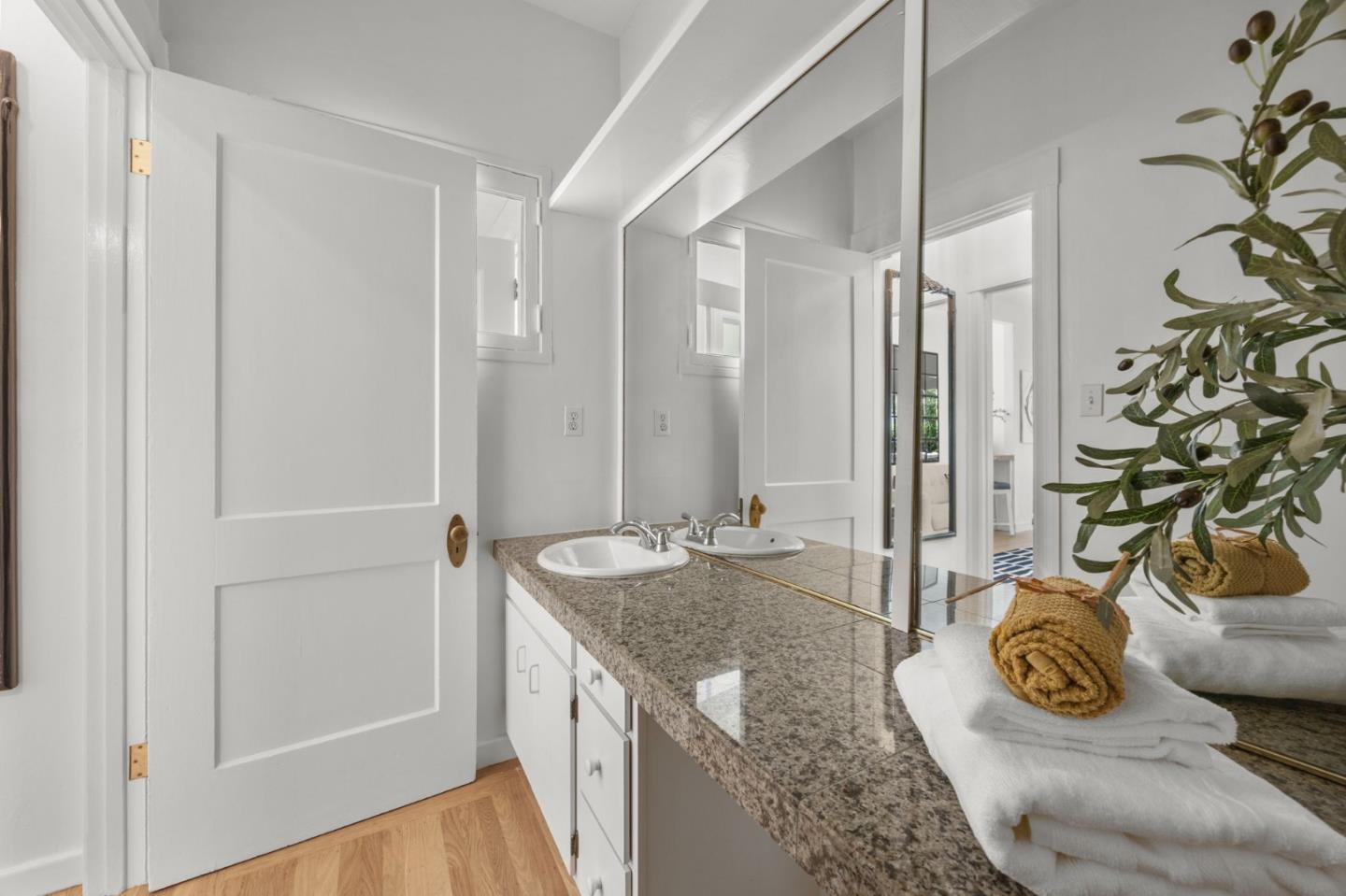 Detail Gallery Image 31 of 57 For 123 Baywood Ave, Hillsborough,  CA 94010 - 3 Beds | 2/1 Baths
