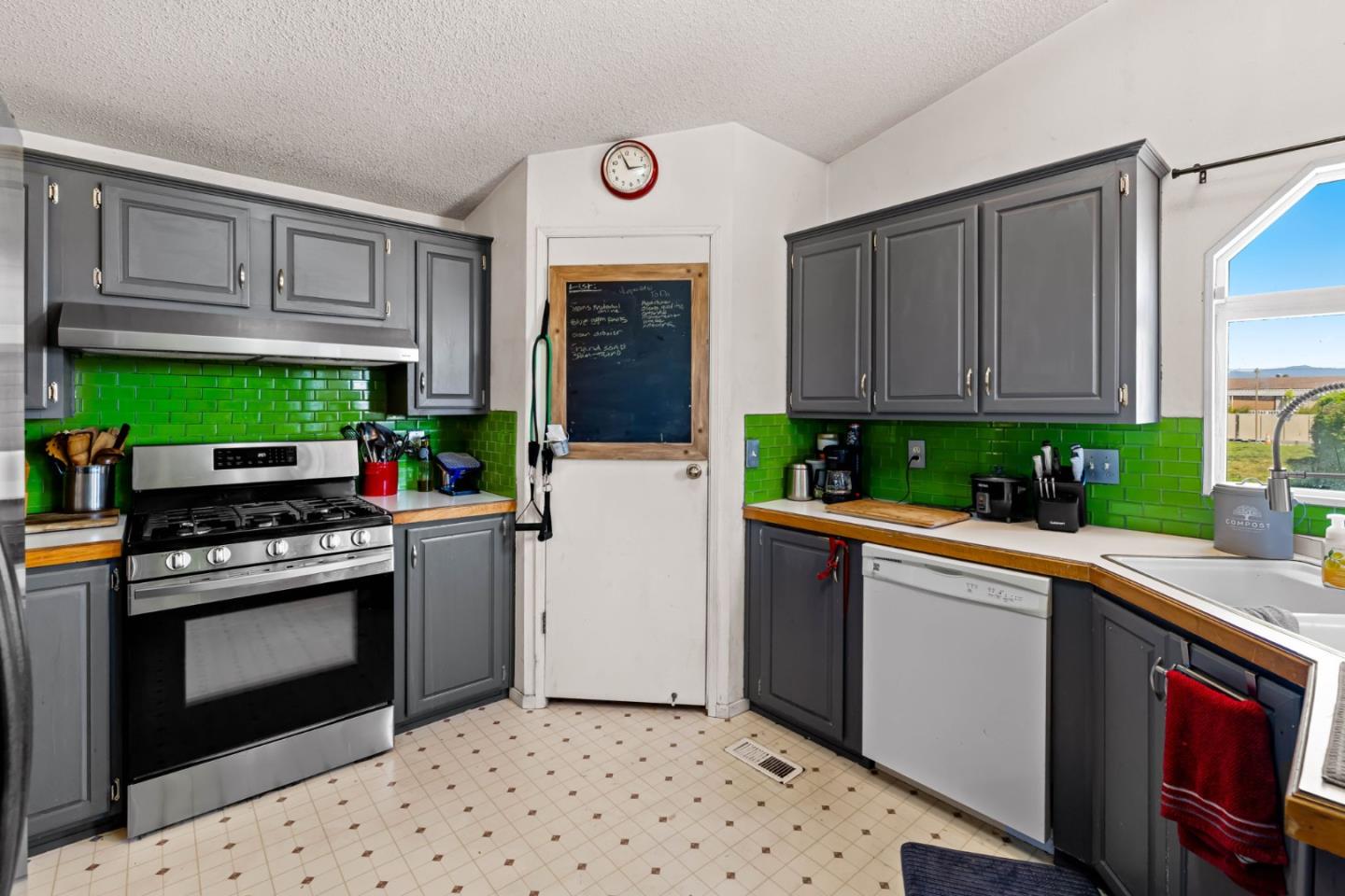 Detail Gallery Image 9 of 23 For 20 Russell Rd #8,  Salinas,  CA 93906 - 3 Beds | 2 Baths