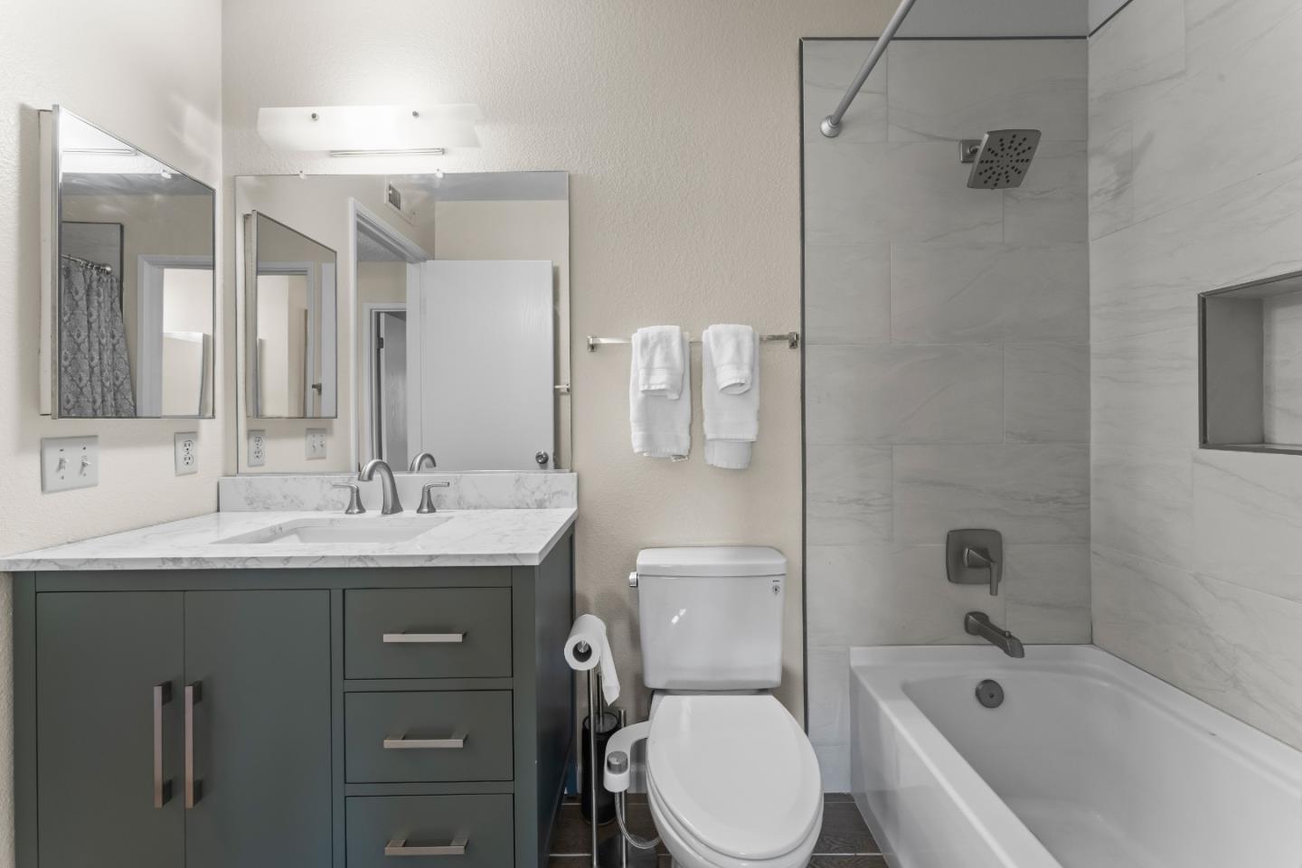 Detail Gallery Image 4 of 22 For 5404 Colony Park Cir, San Jose,  CA 95123 - 3 Beds | 1/1 Baths