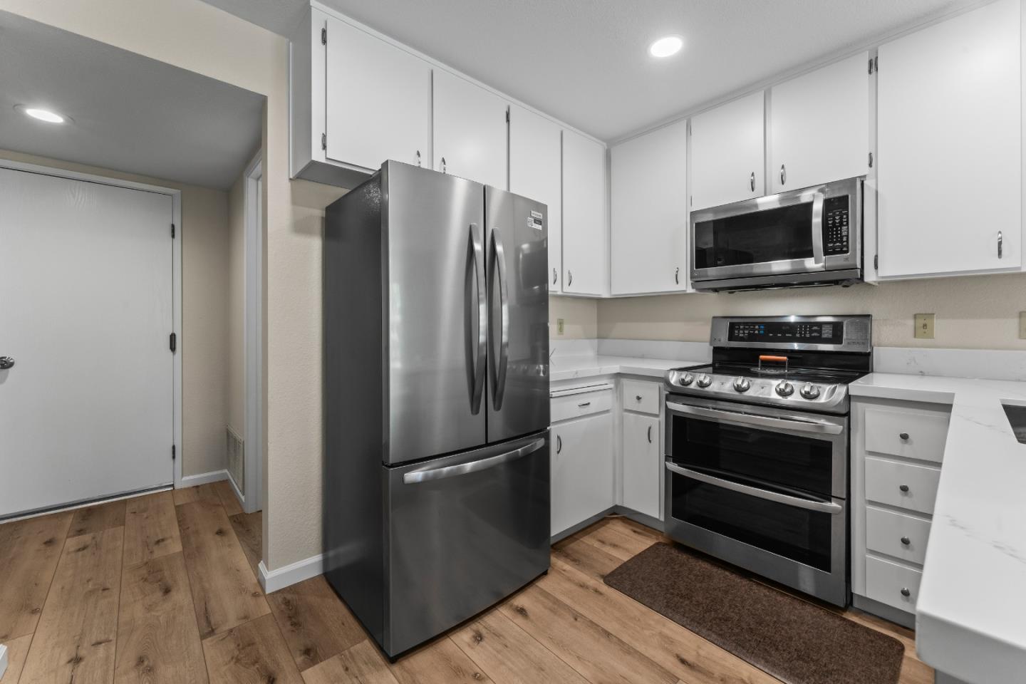 Detail Gallery Image 7 of 22 For 5404 Colony Park Cir, San Jose,  CA 95123 - 3 Beds | 1/1 Baths
