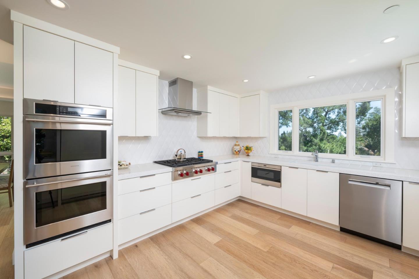 Detail Gallery Image 12 of 36 For 525 El Arroyo Rd, Hillsborough,  CA 94010 - 3 Beds | 3/1 Baths