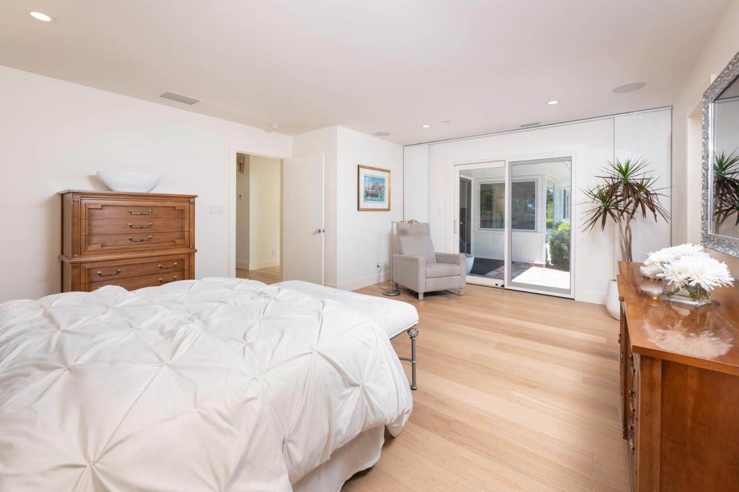 Detail Gallery Image 15 of 36 For 525 El Arroyo Rd, Hillsborough,  CA 94010 - 3 Beds | 3/1 Baths