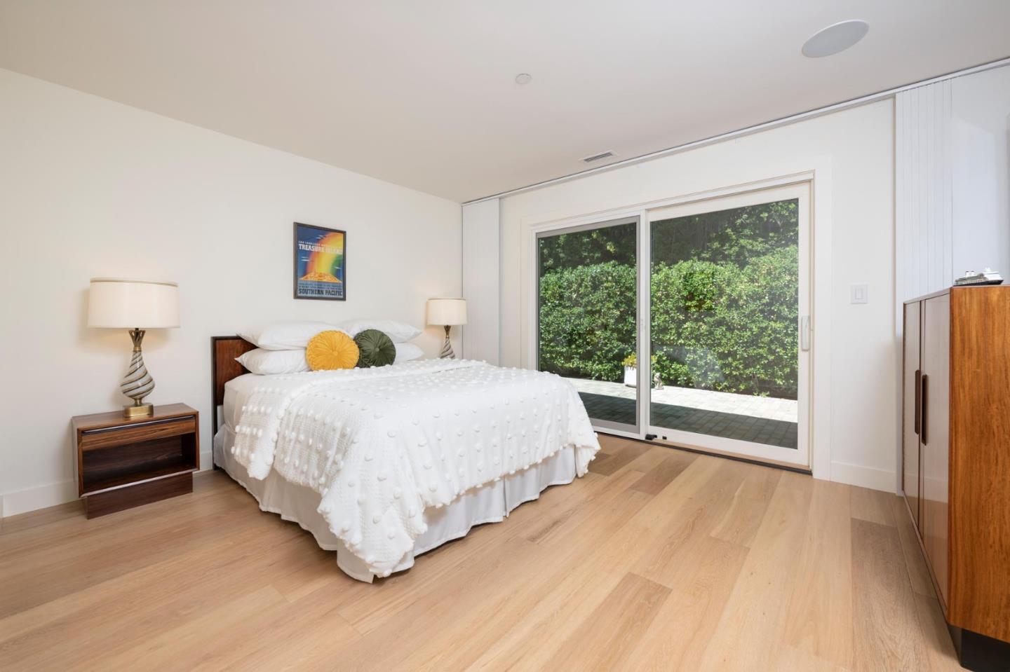 Detail Gallery Image 17 of 36 For 525 El Arroyo Rd, Hillsborough,  CA 94010 - 3 Beds | 3/1 Baths