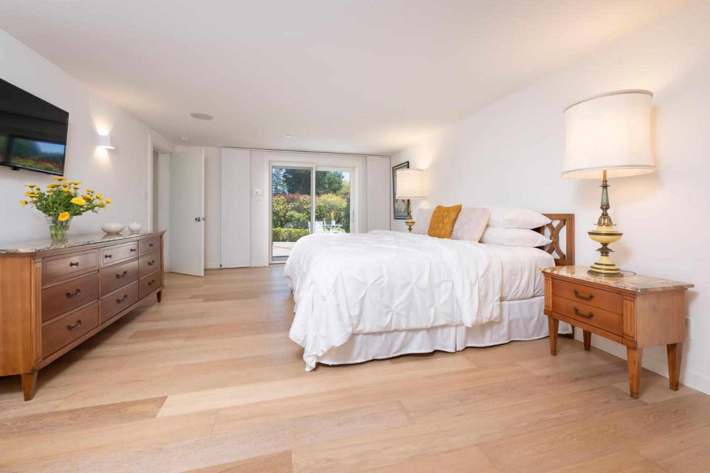 Detail Gallery Image 24 of 36 For 525 El Arroyo Rd, Hillsborough,  CA 94010 - 3 Beds | 3/1 Baths