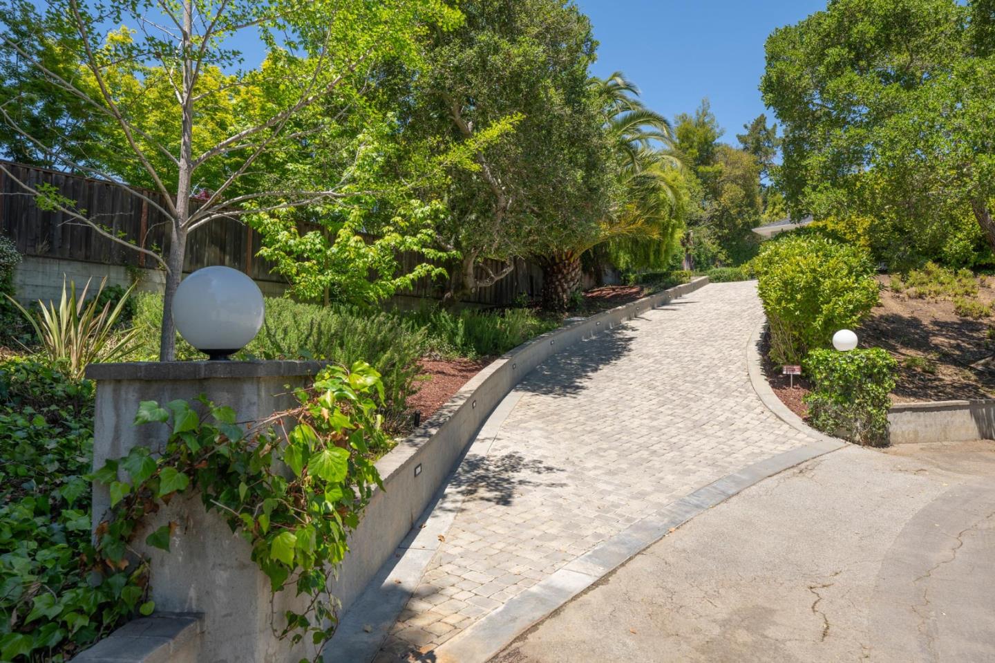 Detail Gallery Image 35 of 36 For 525 El Arroyo Rd, Hillsborough,  CA 94010 - 3 Beds | 3/1 Baths