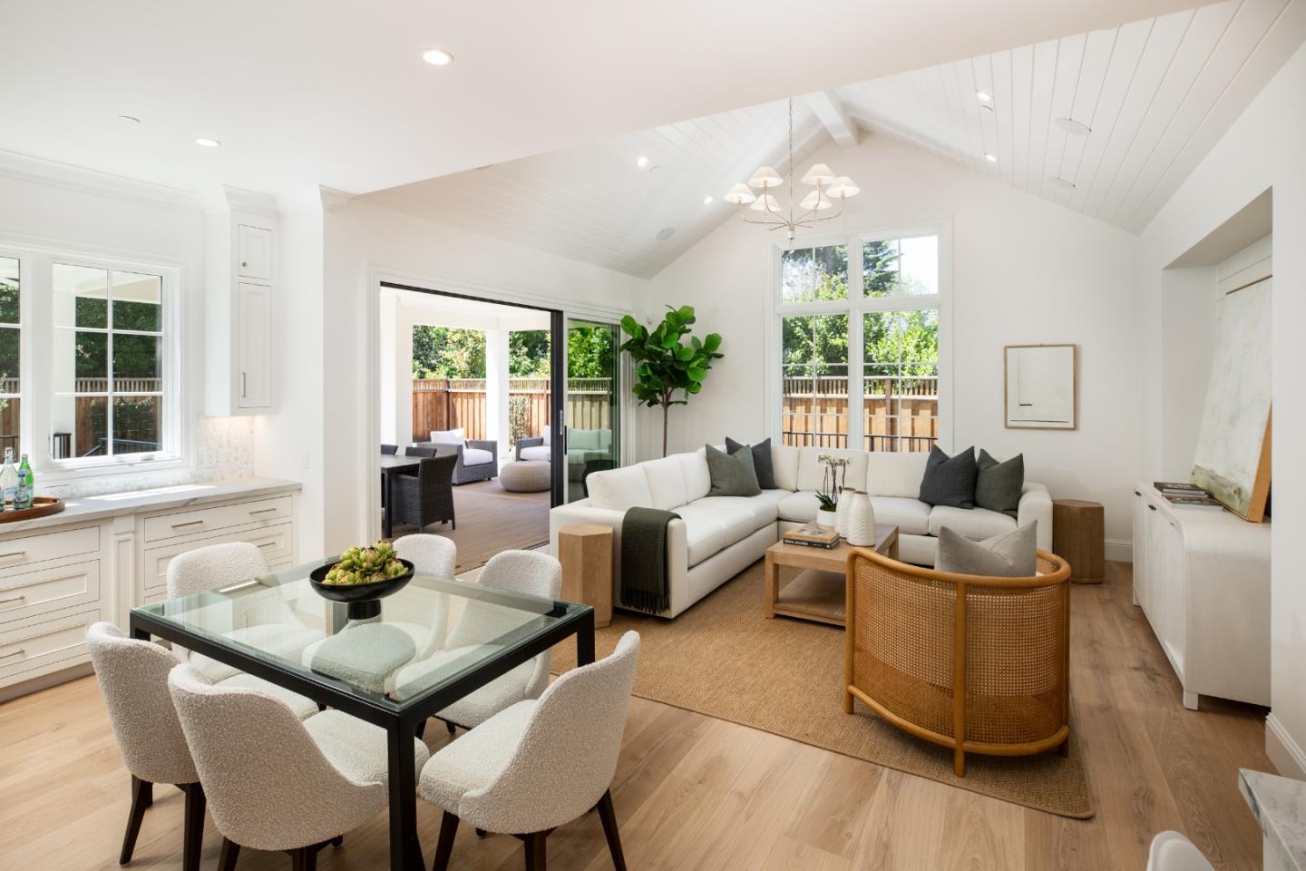 Detail Gallery Image 11 of 52 For 1310 Bay Laurel Dr, Menlo Park,  CA 94025 - 7 Beds | 6/1 Baths