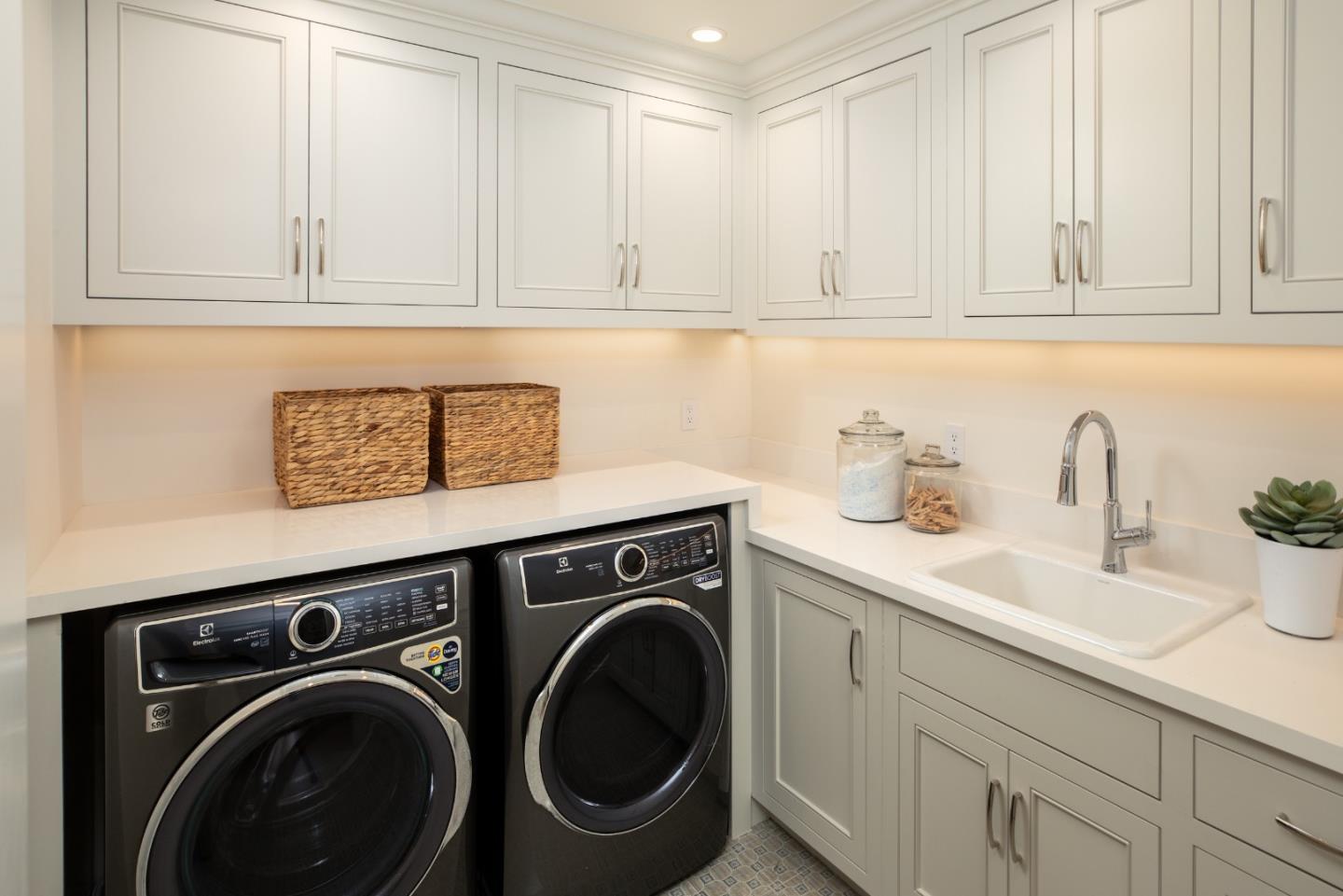 Detail Gallery Image 33 of 52 For 1310 Bay Laurel Dr, Menlo Park,  CA 94025 - 7 Beds | 6/1 Baths