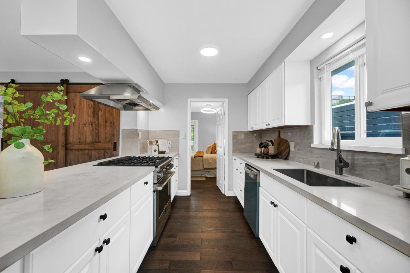 Detail Gallery Image 24 of 72 For 2781 Saint Cloud Dr, San Bruno,  CA 94066 - 6 Beds | 4 Baths