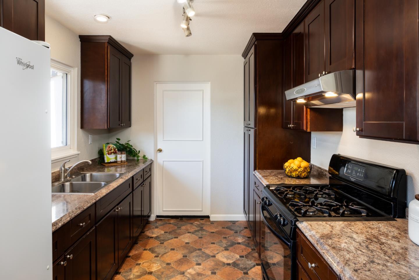 Detail Gallery Image 9 of 22 For 2923 Cabrillo Ave, Santa Clara,  CA 95051 - 3 Beds | 2 Baths