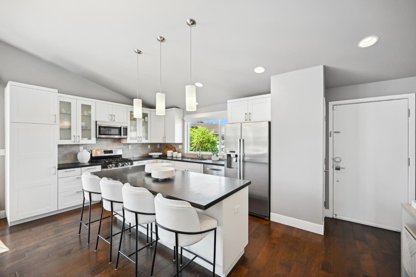 Detail Gallery Image 3 of 27 For 569 Alameda De Las Pulgas, Redwood City,  CA 94062 - 3 Beds | 2 Baths