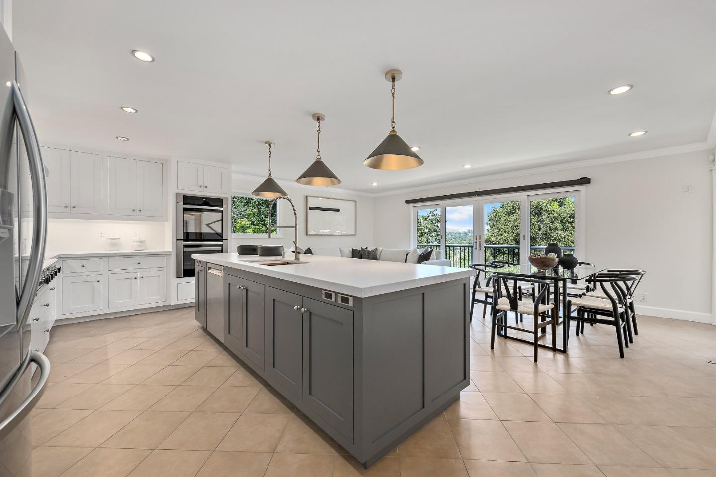 Detail Gallery Image 13 of 49 For 2 Lassen Ct, Menlo Park,  CA 94025 - 4 Beds | 2/1 Baths