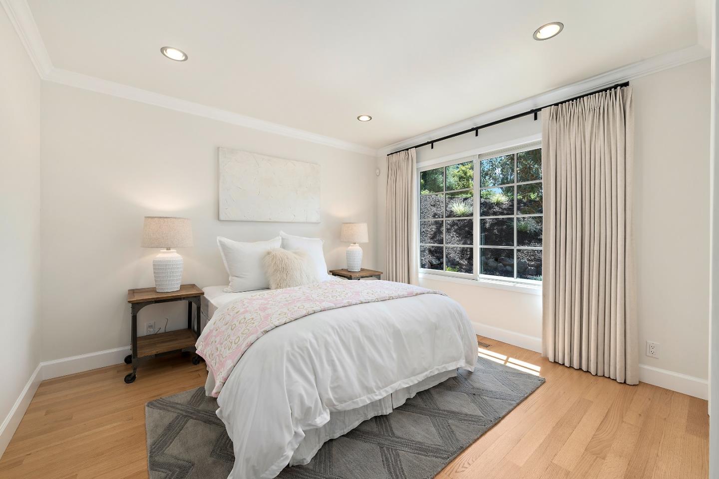 Detail Gallery Image 22 of 49 For 2 Lassen Ct, Menlo Park,  CA 94025 - 4 Beds | 2/1 Baths