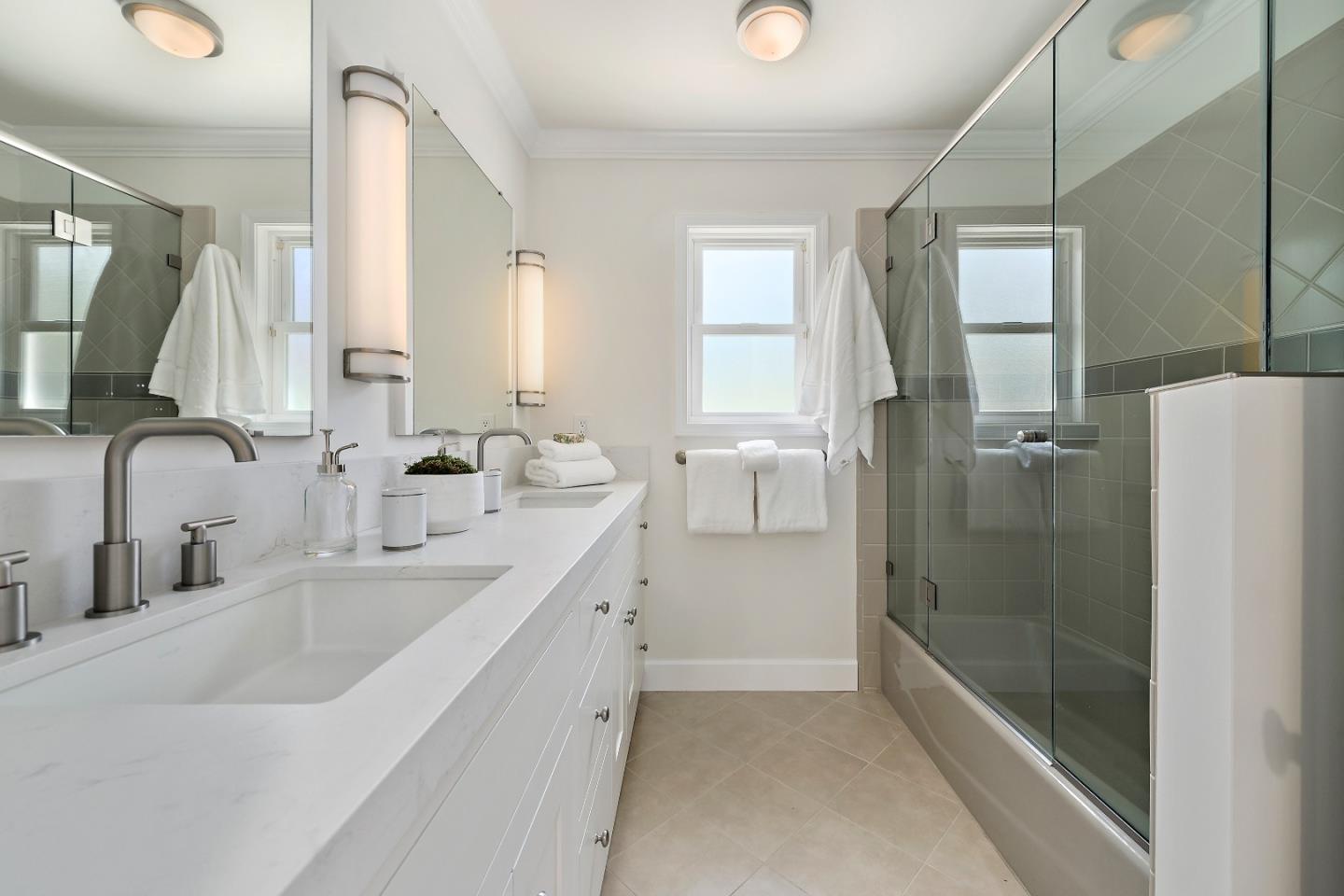 Detail Gallery Image 23 of 49 For 2 Lassen Ct, Menlo Park,  CA 94025 - 4 Beds | 2/1 Baths