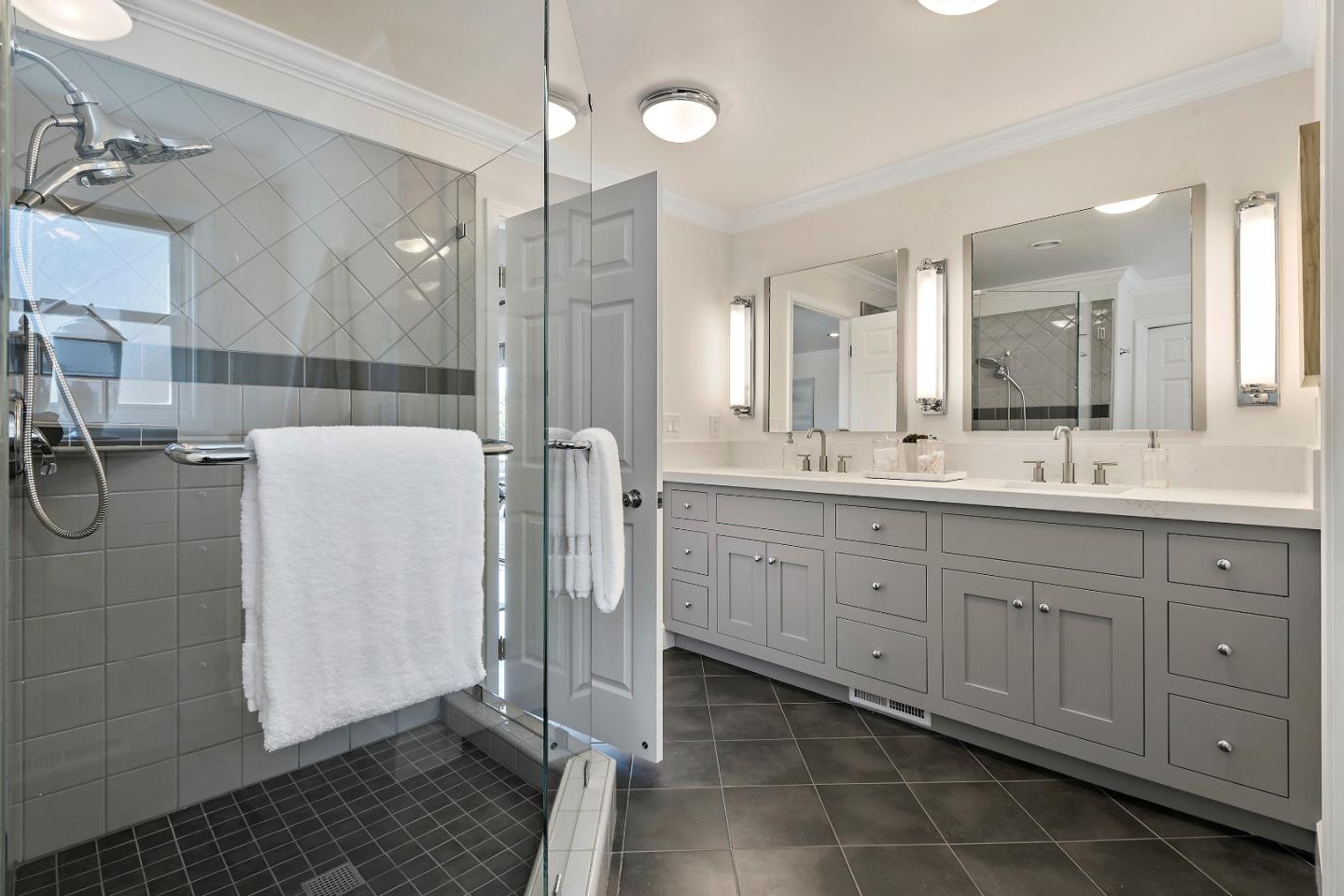 Detail Gallery Image 28 of 49 For 2 Lassen Ct, Menlo Park,  CA 94025 - 4 Beds | 2/1 Baths