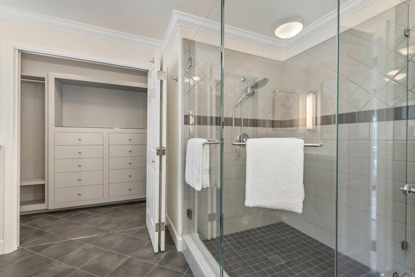 Detail Gallery Image 29 of 49 For 2 Lassen Ct, Menlo Park,  CA 94025 - 4 Beds | 2/1 Baths
