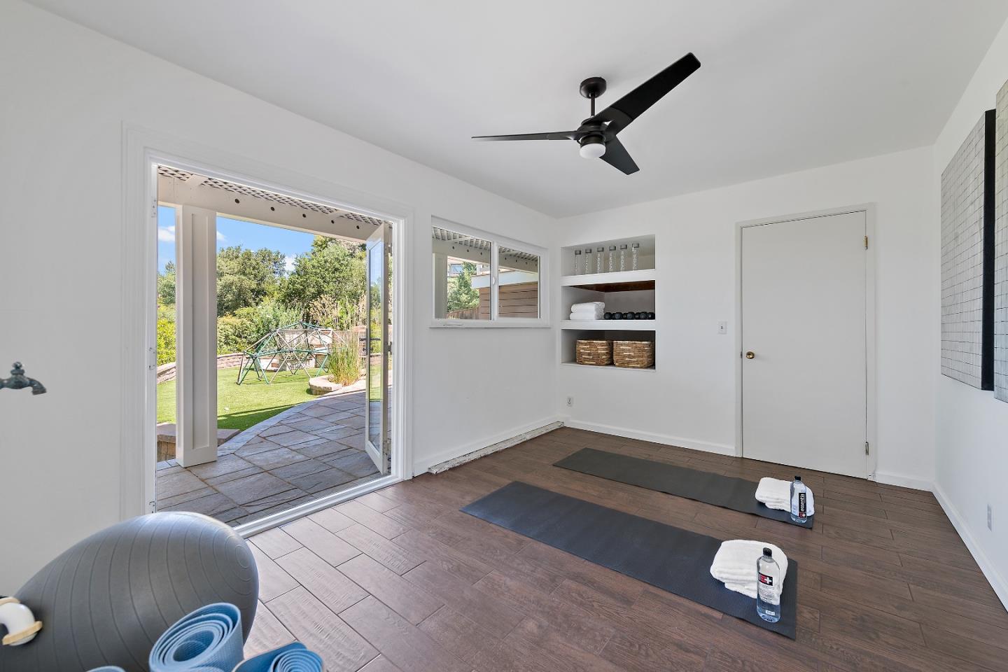 Detail Gallery Image 33 of 49 For 2 Lassen Ct, Menlo Park,  CA 94025 - 4 Beds | 2/1 Baths