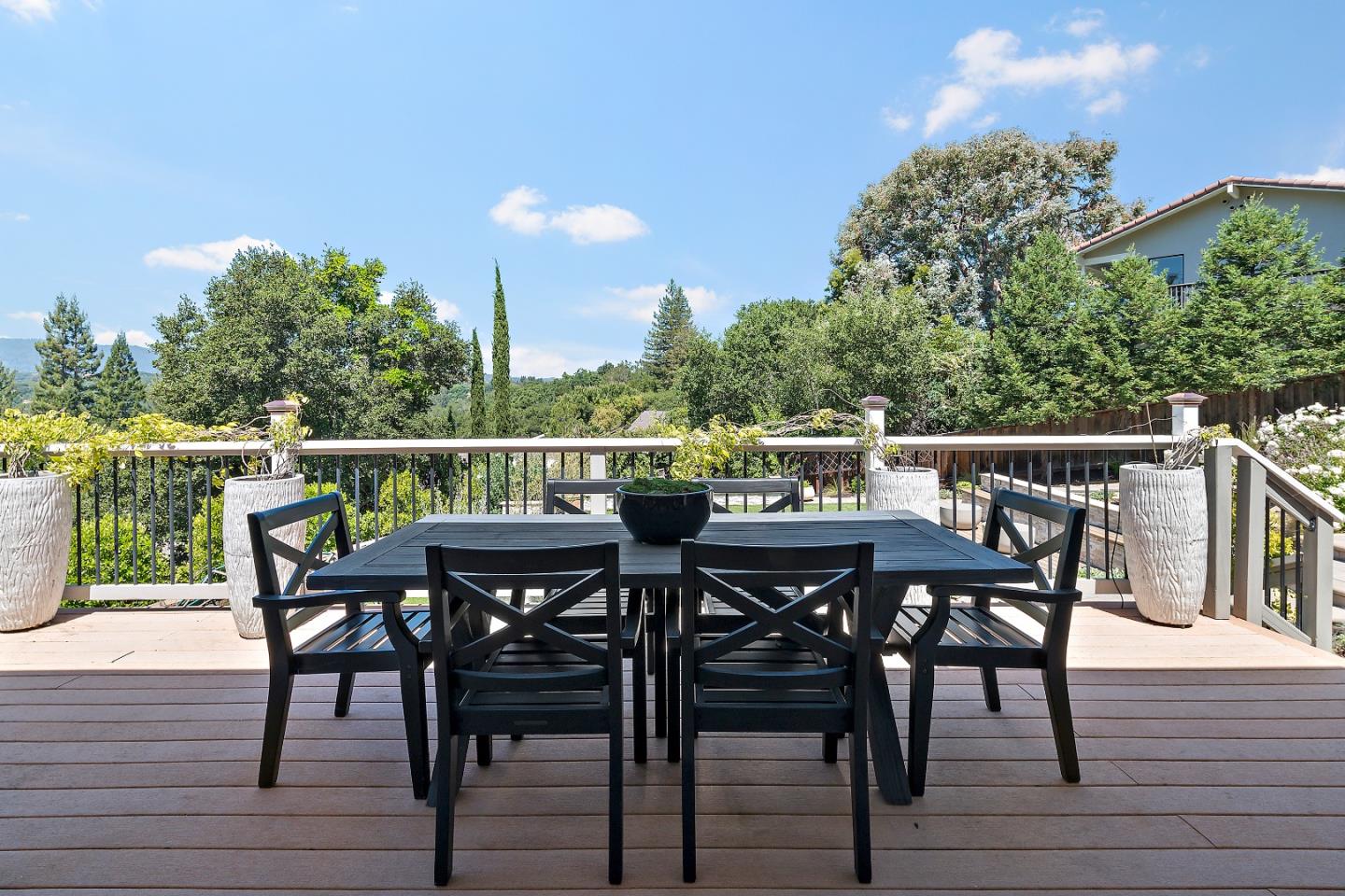 Detail Gallery Image 34 of 49 For 2 Lassen Ct, Menlo Park,  CA 94025 - 4 Beds | 2/1 Baths