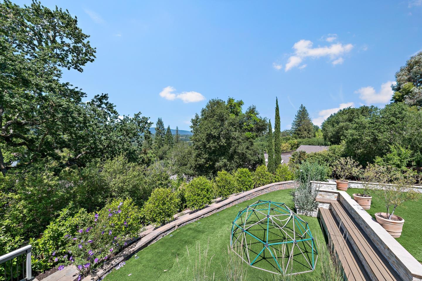 Detail Gallery Image 41 of 49 For 2 Lassen Ct, Menlo Park,  CA 94025 - 4 Beds | 2/1 Baths