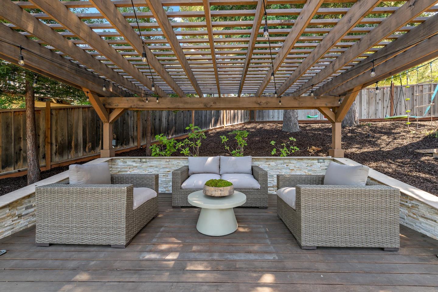 Detail Gallery Image 46 of 49 For 2 Lassen Ct, Menlo Park,  CA 94025 - 4 Beds | 2/1 Baths