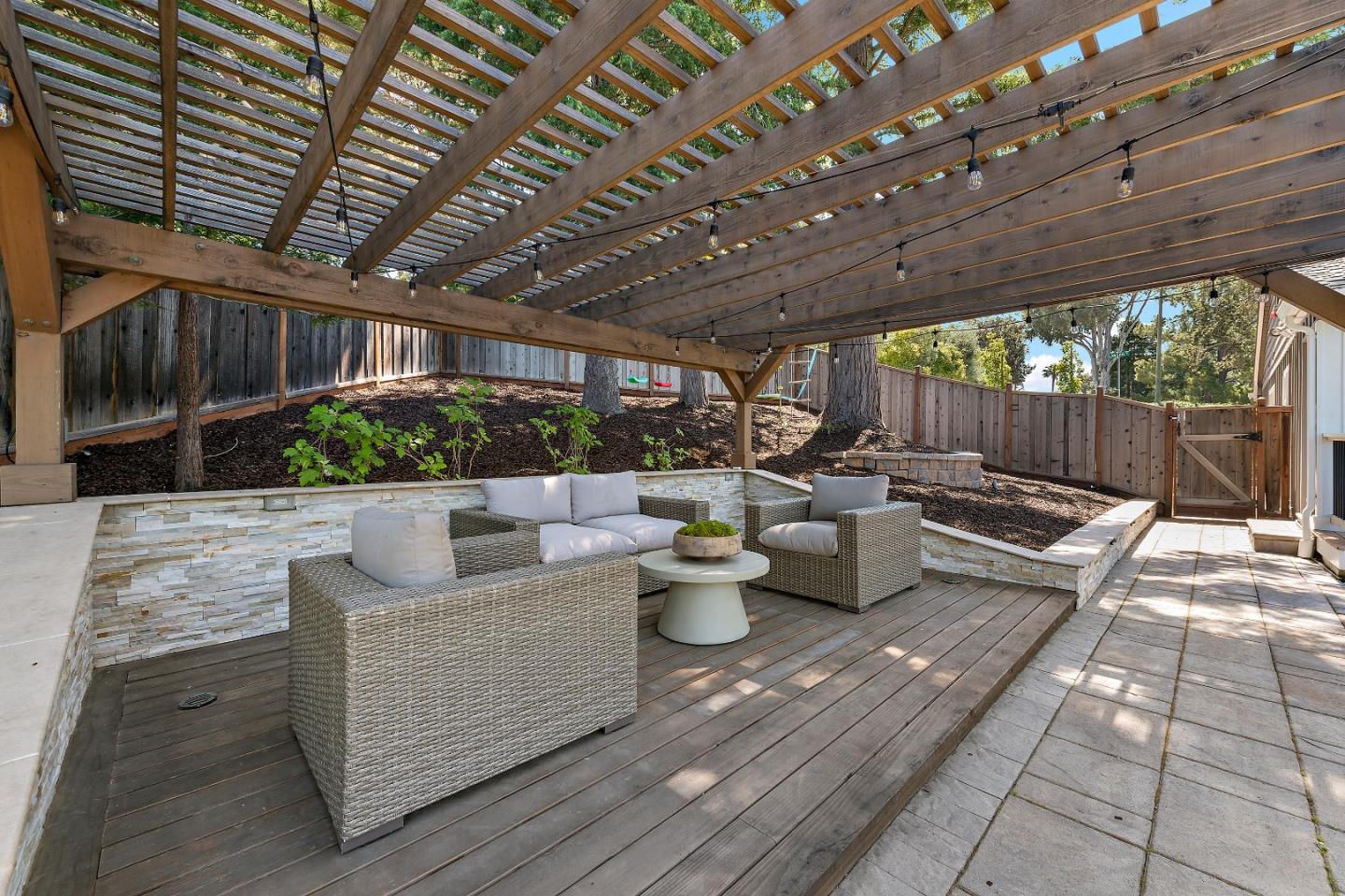 Detail Gallery Image 47 of 49 For 2 Lassen Ct, Menlo Park,  CA 94025 - 4 Beds | 2/1 Baths
