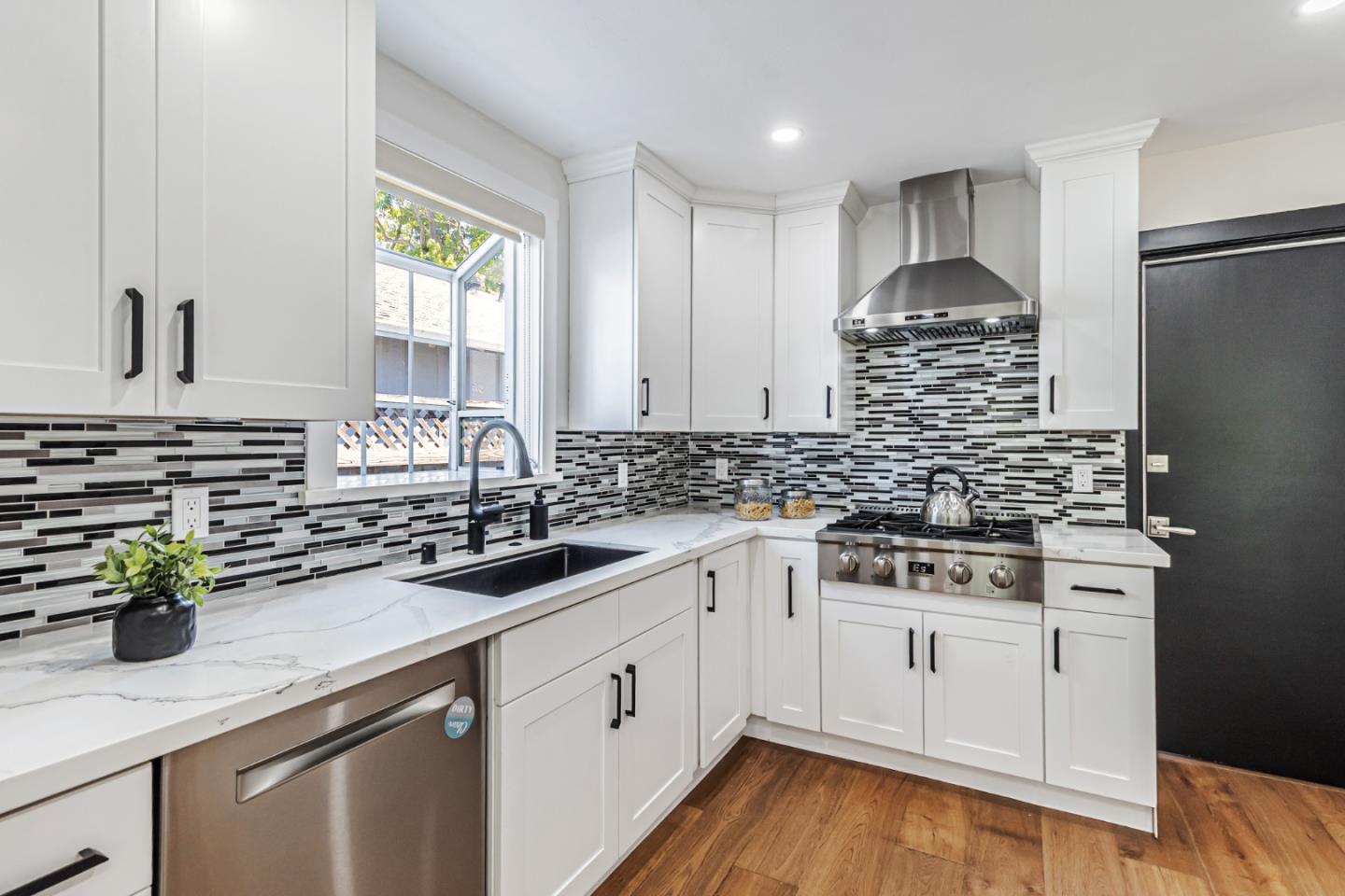 Detail Gallery Image 14 of 83 For 1135 Sevier Ave, Menlo Park,  CA 94025 - 5 Beds | 2 Baths