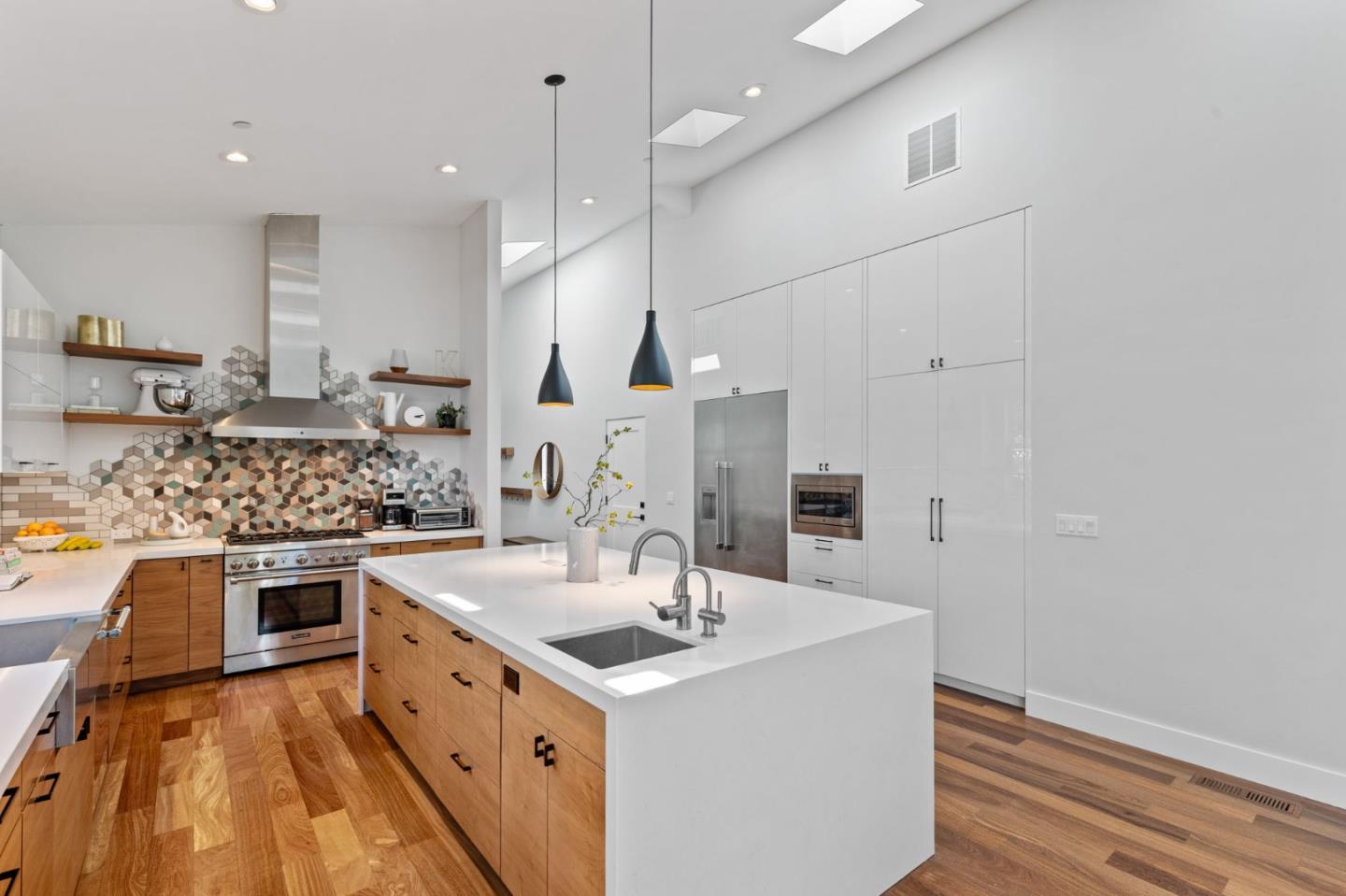 Detail Gallery Image 11 of 44 For 10271 Menhart Ln, Cupertino,  CA 95014 - 5 Beds | 3/1 Baths