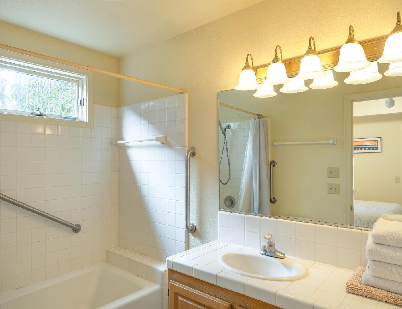 Detail Gallery Image 9 of 37 For 138 17th St a  B,  Pacific Grove,  CA 93950 - 3 Beds | 2 Baths