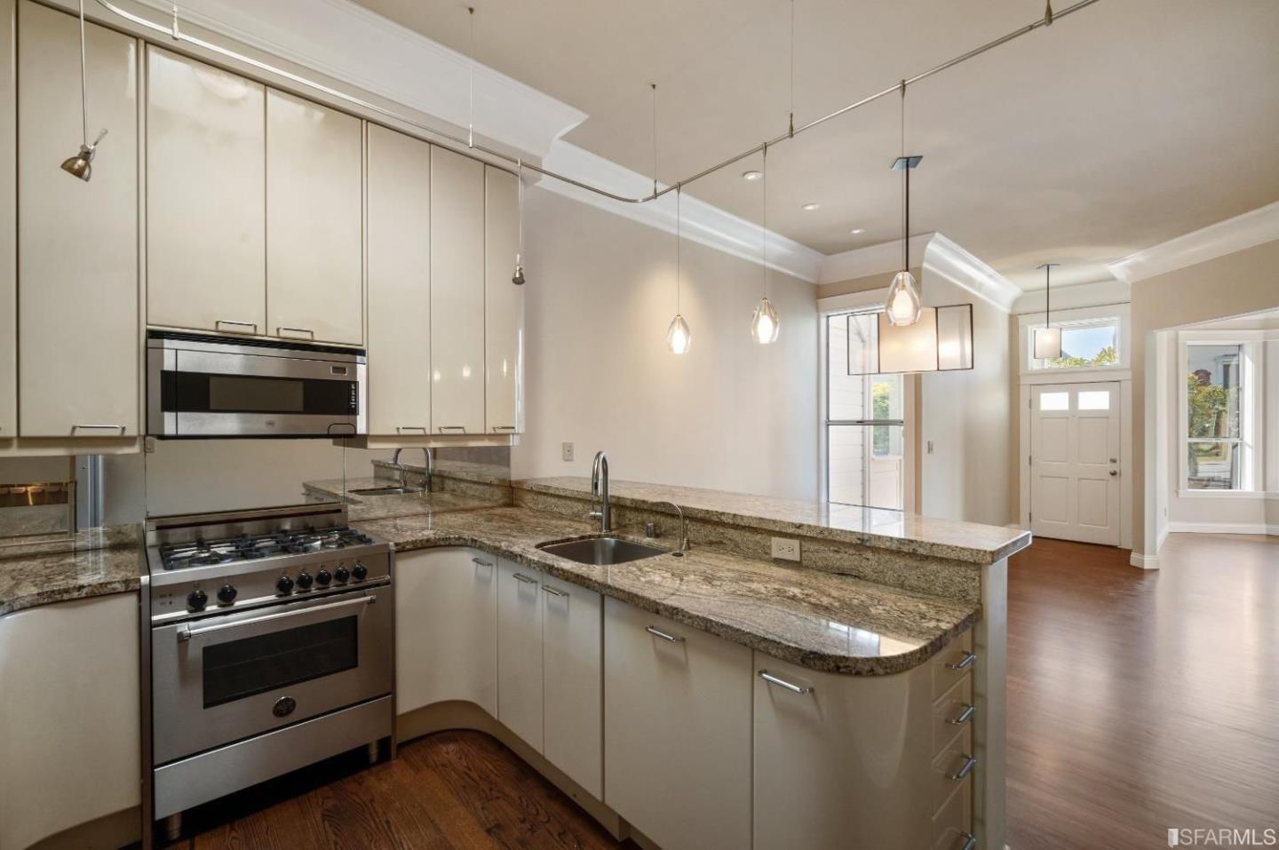 Detail Gallery Image 4 of 19 For 3822 22nd St, San Francisco,  CA 94114 - 2 Beds | 2 Baths