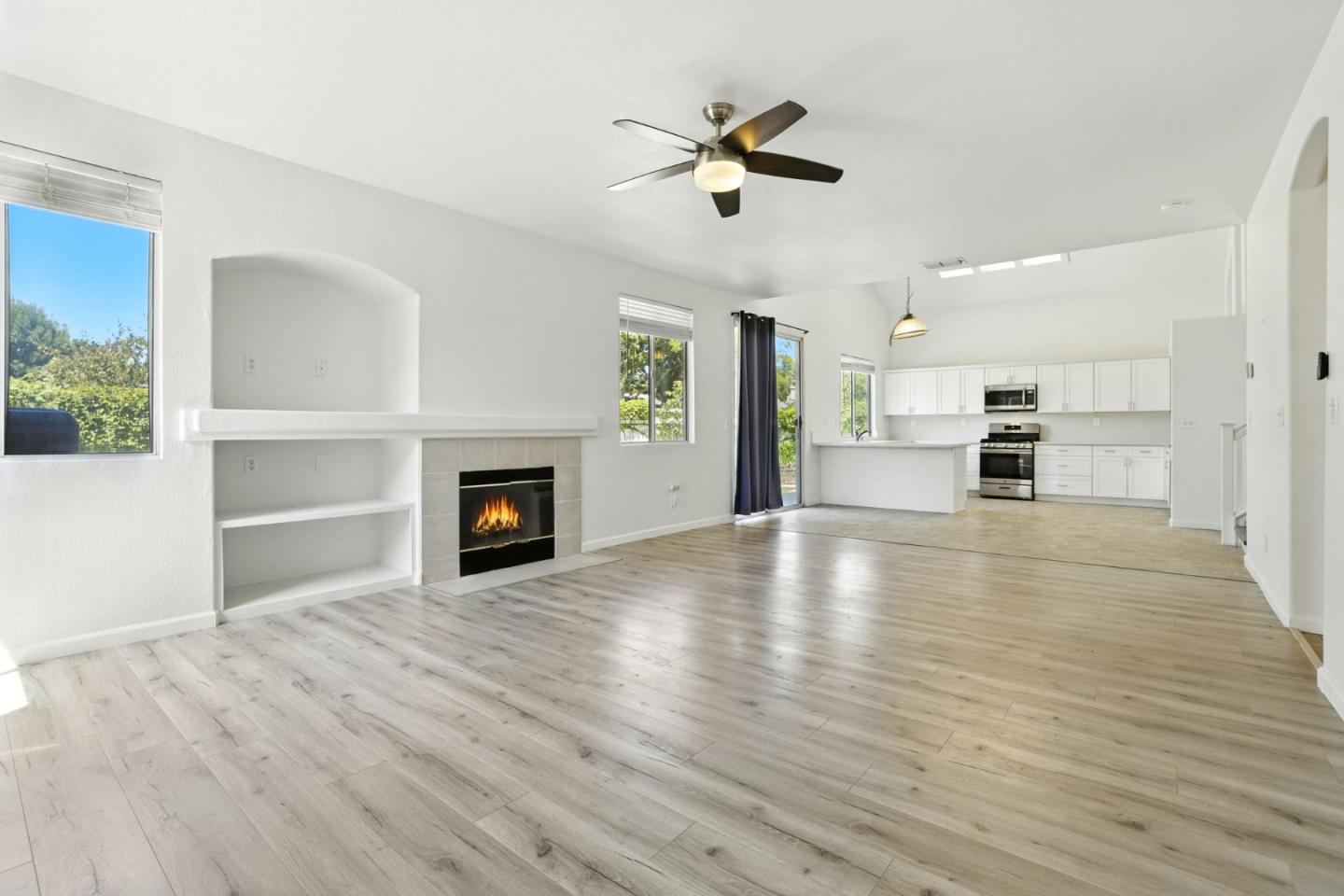 Detail Gallery Image 10 of 47 For 9512 Diamond Point Ln, Elk Grove,  CA 95758 - 4 Beds | 2/1 Baths