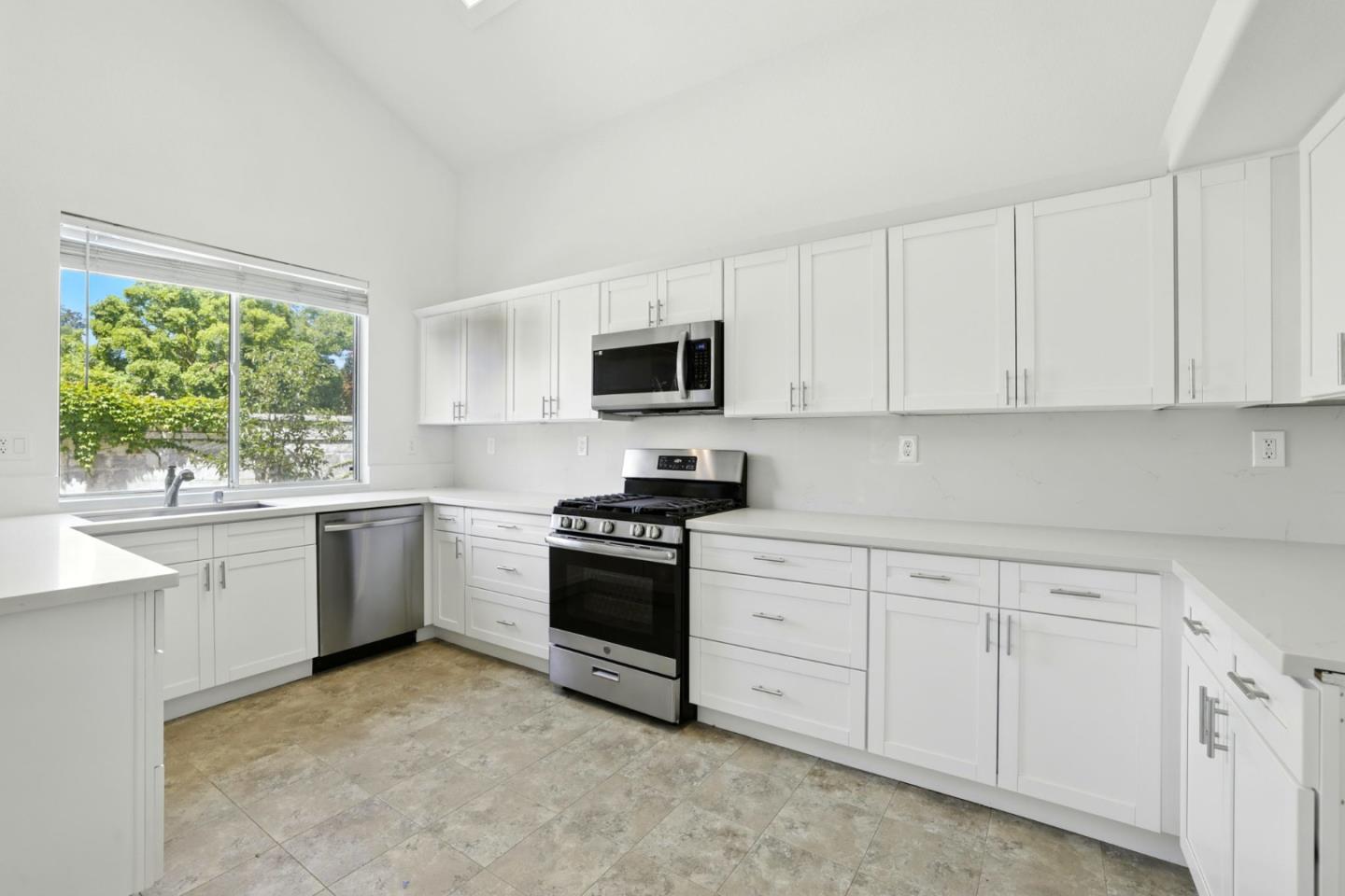 Detail Gallery Image 11 of 47 For 9512 Diamond Point Ln, Elk Grove,  CA 95758 - 4 Beds | 2/1 Baths