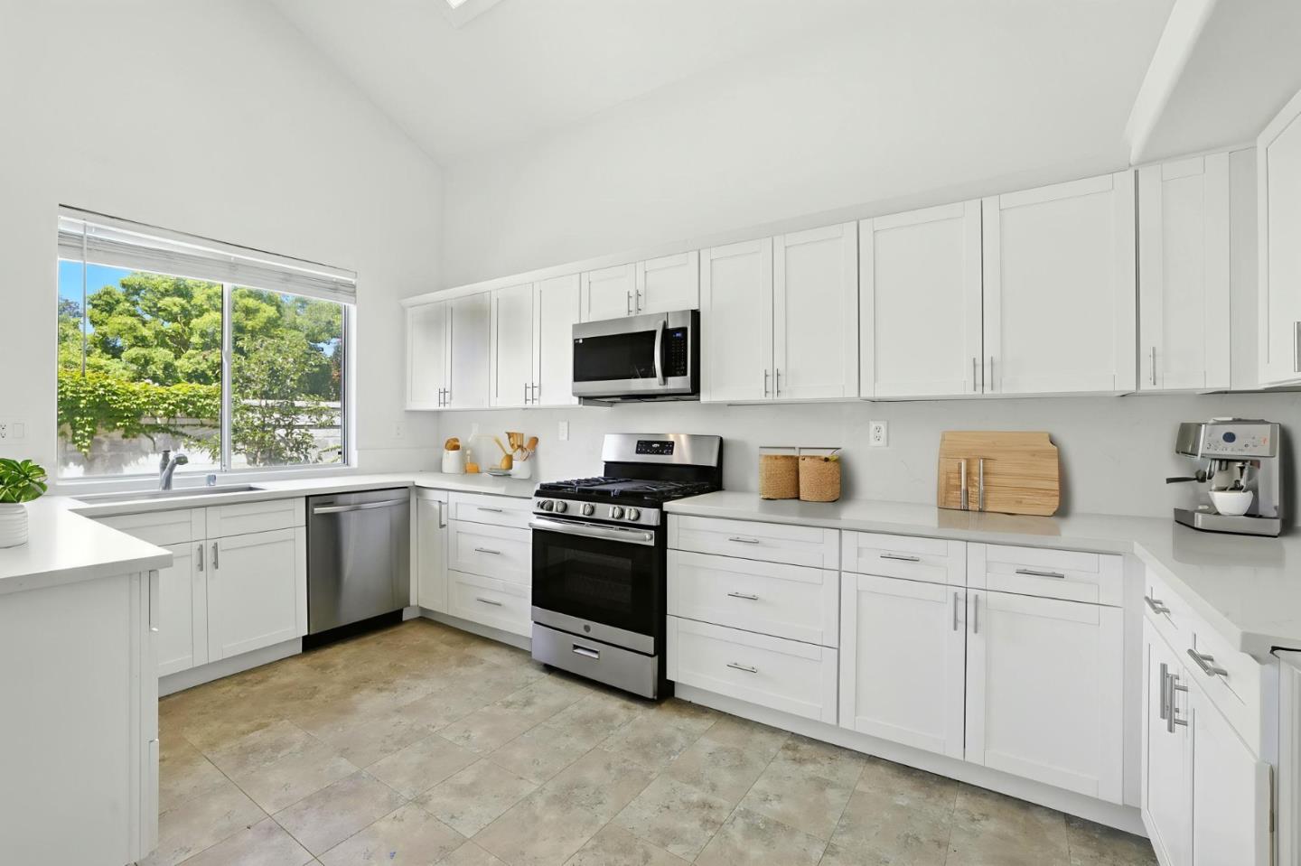 Detail Gallery Image 12 of 47 For 9512 Diamond Point Ln, Elk Grove,  CA 95758 - 4 Beds | 2/1 Baths