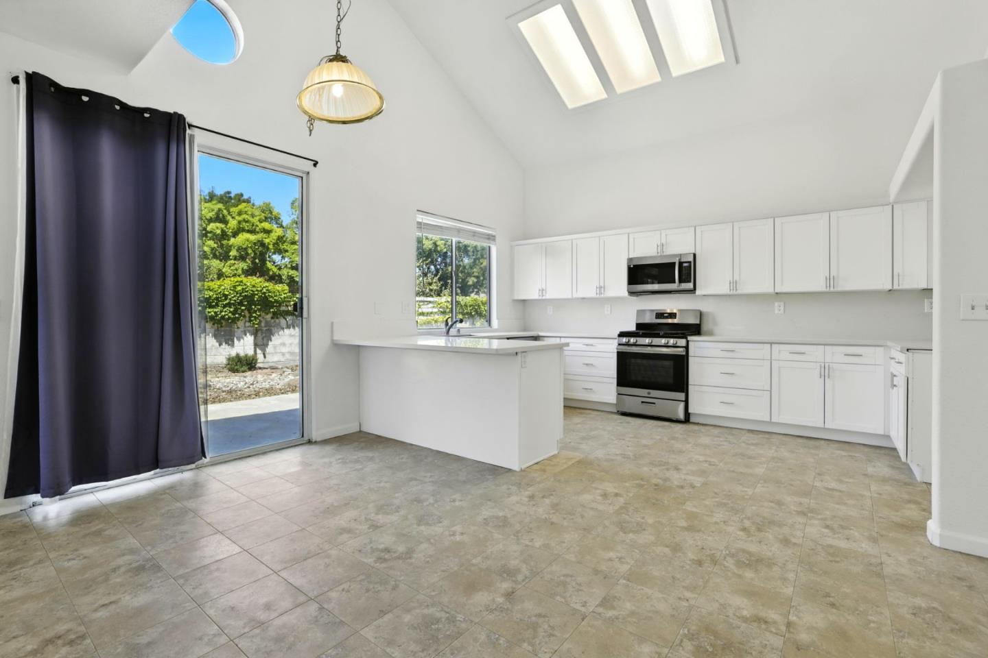 Detail Gallery Image 15 of 47 For 9512 Diamond Point Ln, Elk Grove,  CA 95758 - 4 Beds | 2/1 Baths
