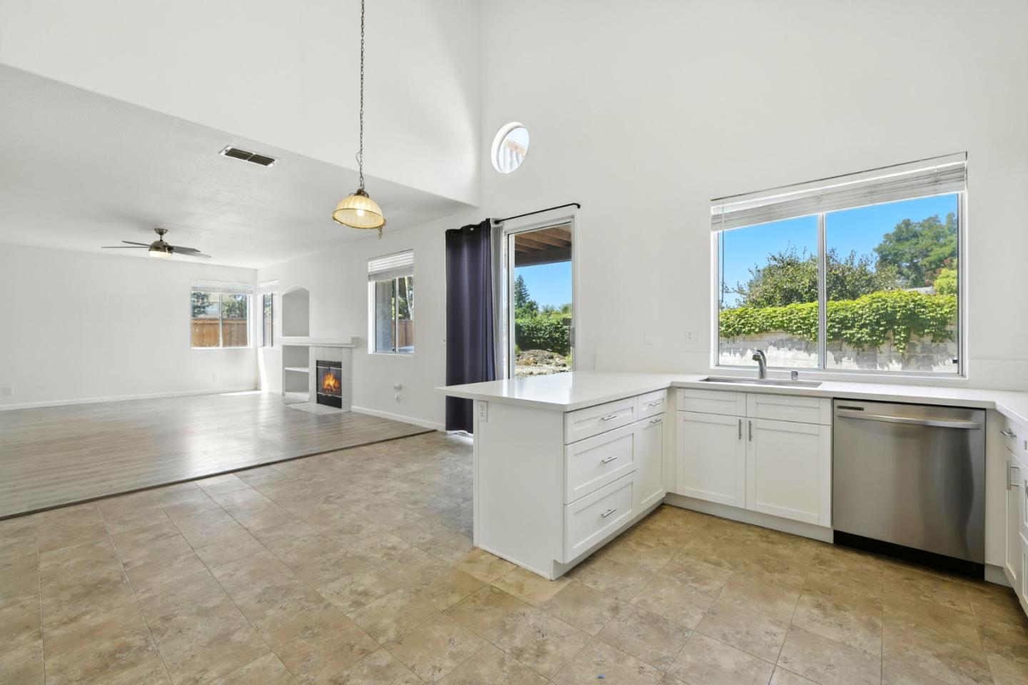 Detail Gallery Image 16 of 47 For 9512 Diamond Point Ln, Elk Grove,  CA 95758 - 4 Beds | 2/1 Baths