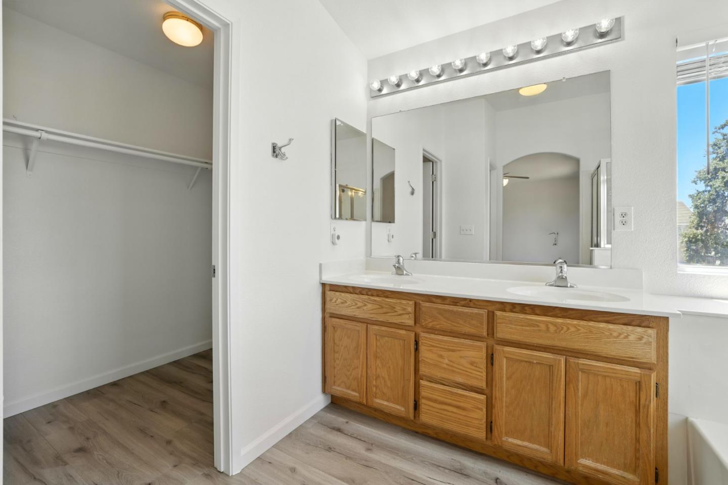 Detail Gallery Image 30 of 47 For 9512 Diamond Point Ln, Elk Grove,  CA 95758 - 4 Beds | 2/1 Baths