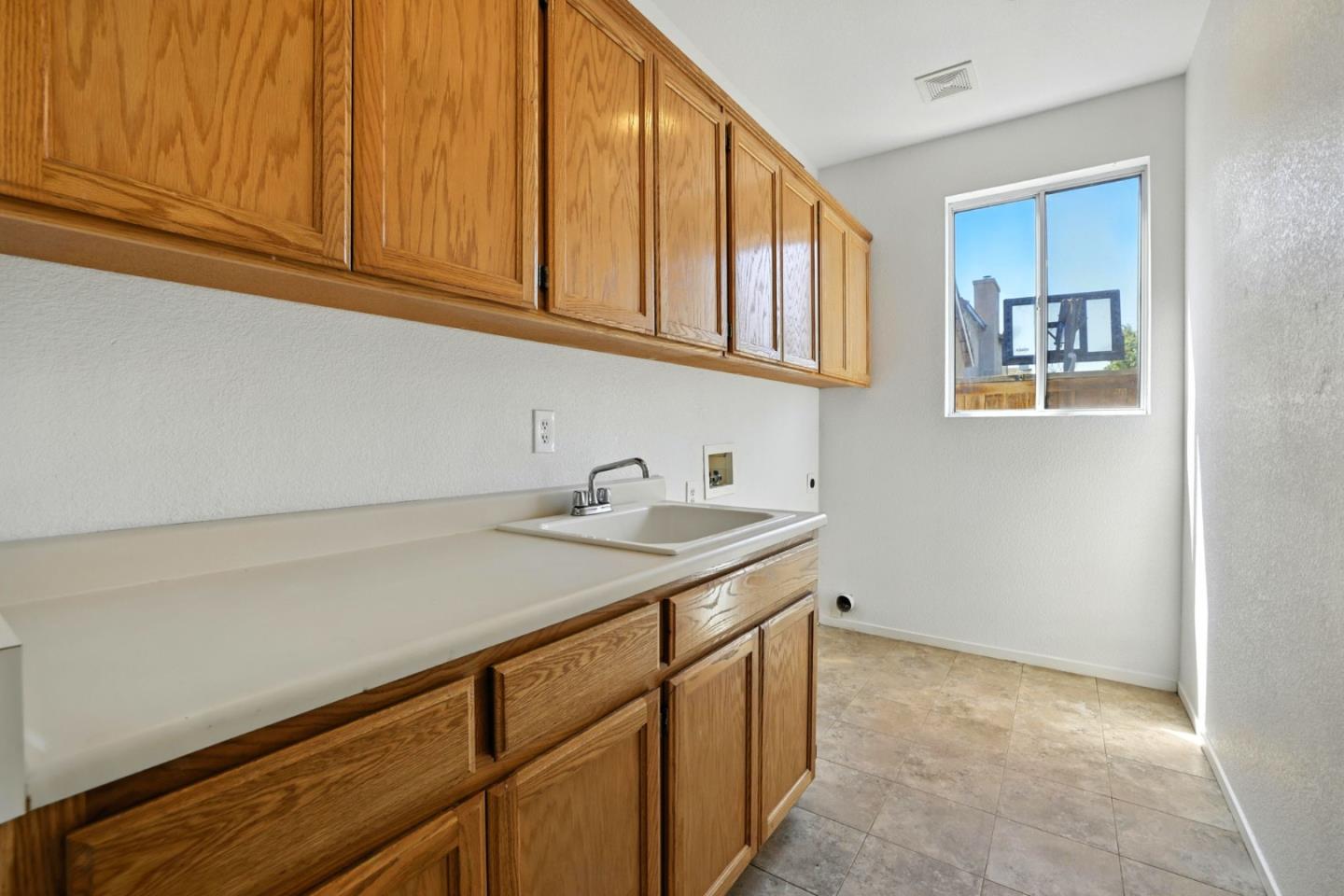 Detail Gallery Image 31 of 47 For 9512 Diamond Point Ln, Elk Grove,  CA 95758 - 4 Beds | 2/1 Baths