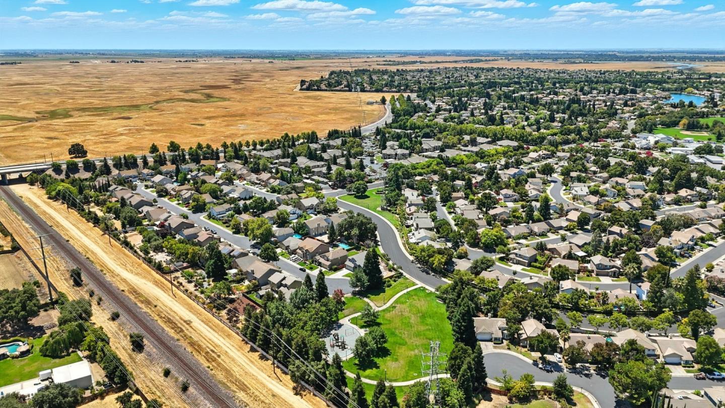 Detail Gallery Image 38 of 47 For 9512 Diamond Point Ln, Elk Grove,  CA 95758 - 4 Beds | 2/1 Baths